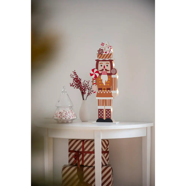 Brown nutcracker, wood, Warm White Led, 6H/timer 2xAA & USB